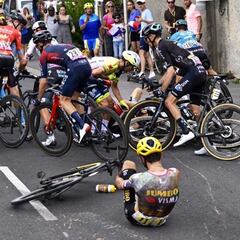 Una moto movió el obstáculo por el que se cayó Roglic: “No ha pasado buena noche”