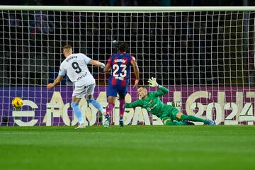 0-1. Yan Couto asiste a Viktor Tsygankov, que progresa hasta el área azulgrana, centra a Artem Dovbyk para que remate a placer el primer tanto.