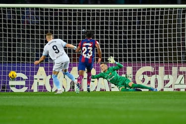 0-1. Yan Couto asiste a Viktor Tsygankov, que progresa hasta el área azulgrana, centra a Artem Dovbyk para que remate a placer el primer tanto.