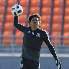 Presidente del Nápoles acepta interés por Memo Ochoa