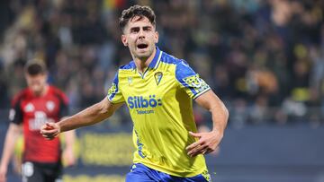 Rubén Sobrino celebrando su gol frente al Mirandés esta temporada en el Nuevo Mirandilla.