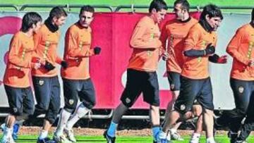 <b>A LA ESPERA. </b>Los futbolistas se ejercitaron ayer conscientes de que deberán esperar para cobrar una parte de sus fichas.