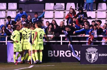 El Leganés celebra con su afición el 0-3 al Burgos. 