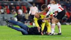 Así fue el ataque de un aficionado del PSV a Dmitrovic