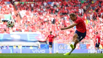 England's forward #09 Harry Kane warms up ahead of the UEFA Euro 2024 quarter-final football match between England and Switzerland at the Duesseldorf Arena in Duesseldorf on July 6, 2024. (Photo by Adrian DENNIS / AFP)