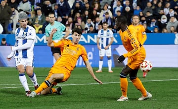 2-2. Juan Cruz dispara con la derecha, Mendy desva la trayectoria del baln para enga?ar a Lunin y hacer el gol del empate.