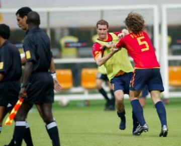 Puyol trata de parar a Iv¨¢n Helguera en su empe?o en protestar al ¨¢rbitro durante el encuentro de cuartos de final del Mundial de Corea y Jap¨®n de 2002.