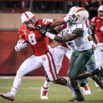 Ameer Abdullah, de Nebraska, con una poderosa carrera contra Miami.