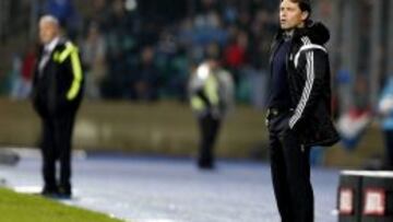 El seleccionador de Luxemburgo Luc Holtz durante el partido de clasificaci&oacute;n para la Eurocopa 2016 que las selecciones de Luxemburgo y Espa&ntilde;a juegan esta noche en el estadio Josy Barthel, en Luxemburgo. 