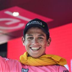 De rojo a rosa, Esteban Chaves vuelve a ser líder de una grande