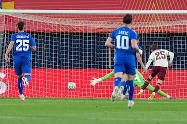 Víctor Muñoz define con precisión para ampliar la ventaja de España.