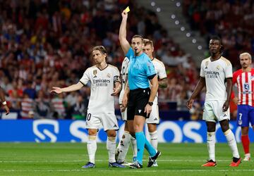 Luka Modric vio tarjeta amarilla tras protestar un gol anulado al Real Madrid.