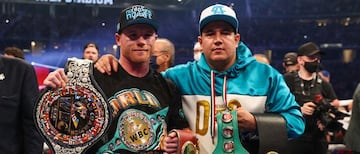 Canelo Álvarez y Eddy Reynoso posan tras la victoria frente a Saunders.