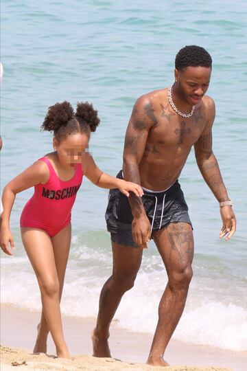 El jugador del Manchester City disfruta con su familia y amigos de unos d¨ªas de vacaciones en la Costa Azul antes del partido de Champions ante el Madrid.