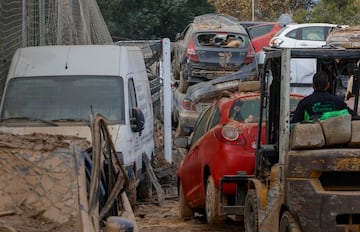 Montañas de coches en el terreno de juego. 