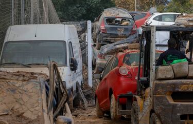 Montañas de coches en el terreno de juego. 