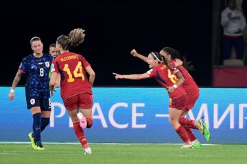 2-0. Aitana Bonmatí celebra el segundo gol que marca en el minuto 45 con Salma Paralluelo.