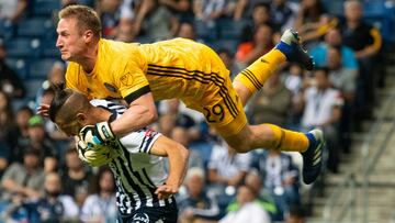 Tim Melia, arquero de Sporting Kansas City, protagoniz&oacute; un curioso momento frente a Cristian Rold&aacute;n de Seattle Sounders que se viraliz&oacute;.