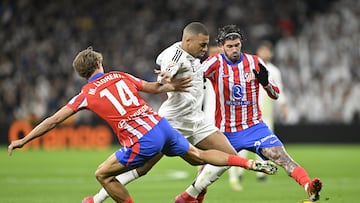 MADRID, SPAIN - FEBRUARY 8: Rodrigo de Paul (R) of Atletico Madrid in action against Kylian Mbappe (C) of Real Madrid during La Liga week 23 football match between Real Madrid and Atletico Madrid at Santiago Bernabeu Stadium in Madrid, Spain on February 8, 2025. (Photo by Burak Akbulut/Anadolu via Getty Images)