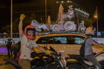 Un aficionado del Madrid celebra la Liga en Cibeles.