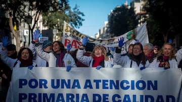 Varias personas, algunas con batas blancas, marchan durante una manifestación convocada por médicos y pediatras de Atención Primaria, a 1 de febrero de 2023, en Madrid (España). Como cada miércoles, los médicos y pediatras de Atención Primaria de la Comunidad de Madrid  vuelven a protestar en la octava semana de huelga bajo el lema, 'Por una atención Primaria de calidad. Es el momento, ahora o nunca'.  La protesta coincide con el día en el que se reúne la Consejería de Sanidad y el Comité de Huelga de médicos y pediatras de Atención Primaria para llegar a un acuerdo que ponga fin a los paros que arrancaron el pasado día 21 de noviembre.
01 FEBRERO 2023;HUELGA;CONCENTRACIÓN;PROTESTA;MANIFESTACIÓN;MEDICINA;SALUD PÚBLICA;RECORTES;SERVICIO PÚBLICO;
Juan Barbosa / Europa Press
01/02/2023