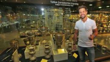 Diego Ribas, en la sala de trofeos del Fenerbah&ccedil;e.