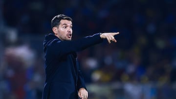 Soccer Football - Liga MX - Cruz Azul v America - Estadio Olimpico Universitario Mexico 1968, Mexico City, Mexico - October 18, 2025 Cruz Azul coach Nicolas Larcamon during the match REUTERS/Eloisa Sanchez