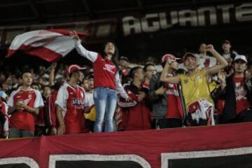 Los hinchas de Independiente Santa Fe durante el partido ante Colo Colo en la Copa Libertadores.