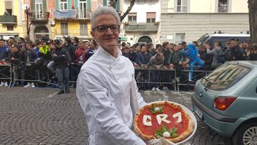 06/03/17 LLEGADA DEL REAL MADRID A NAPOLES PARA EL PARTIDO DEL CHAMPIONS LEAGUE RECIBIDOS POR UNA PIZZA