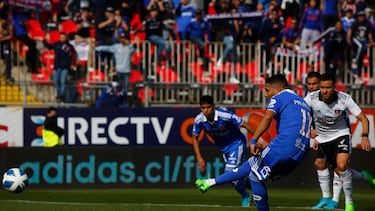 Futbol, Universidad de Chile vs Colo Colo.
Fecha 20, campeonato Nacional 2022.
El jugador de Universidad de Chile Cristian Palacios juega el balon contra Colo Colo durante el partido por la primera division disputado en el estadio Fiscal de Talca.
Talca, Chile.
31/07/2022
Jonnathan Oyarzun/Photosport
Football, Universidad de Chile vs Colo Colo.
20th date, 2022 National Championship.
Universidad de Chile’s player Cristian Palacios play the ball against Colo Colo during the first division match held at Fiscal de Talca stadium.
Talca, Chile.
07/31/2022
Jonnathan Oyarzun/Photosport