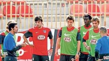 <b>COMUNICACIÓN. </b>Quique Flores dando instrucciones a algunos jugadores de la plantilla rojiblanca durante un entrenamiento en el Cerro del Espino.