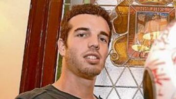 <b>ENCHUFADO. </b>Juanma, con seis tantos hasta la fecha, posa con el balón del hat-trick que firmó el pasado domingo en Carranza.