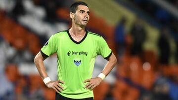 Leandro Ferreira con la camiseta de entrenamiento de Sport Boys durante el partido ante Godoy Cruz