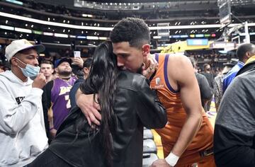 La pareja compartió un dulce momento después del juego de baloncesto de Booker, en el que los Phoenix Suns derrotaron a Los Angeles Lakers.