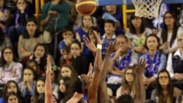 Priemr partido de la final de la Liga española de baloncesto femenino entre el Perfumerías Avenida y el Spar CityLift Girona.