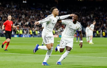 1-0. Kylian Mbappé celebra el primer gol con Vinicius.