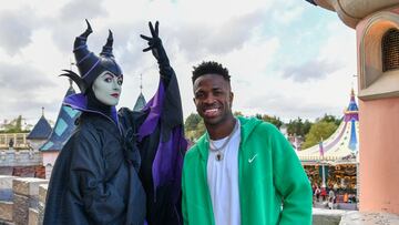 Vinicius disfruta de Disneyland Paris antes de la gala del Balón de Oro