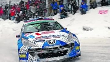 <b>SORPRENDENTE. </b>Ogier domina así su Peugeot en la nieve.