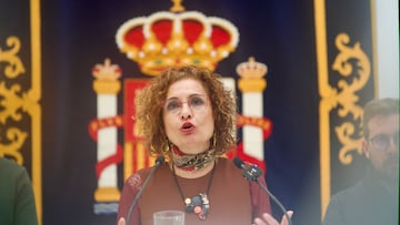 La vicepresidenta primera del Gobierno y ministra de Hacienda, María Jesús Montero, atiende a los medios de comunicación tras haber mantenido una reunión con el delegado del Gobierno en Andalucía, Pedro Fernández, para analizar los efectos de la borrasca 'Leonardo' en la comunidad y el dispositivo puesto en marcha. A 5 de febrero de 2026, en Sevilla (Andalucía, España). La Agencia de Emergencias de Andalucía (EMA) ha gestionado a través del servicio 112 a lo largo de la jornada de este miércoles pasado, 4 de febrero, 1.069 incidencias vinculadas al paso de la borrasca 'Leonardo' por la comunidad autónoma, que mantiene a unas 3.500 personas desalojadas y desplegados en distintos puntos de Andalucía a más de 1.200 efectivos entre personal de la Agencia de Emergencias de Andalucía --112, Infoca, Grupo de Emergencias de Andalucía y Protección Civil-- a los que hay que sumar efectivos de Guardia Civil, otros cuerpos de seguridad y de la Unidad Militar de Emergencias (UME).
05 FEBRERO 2026
Eduardo Briones / Europa Press
05/02/2026