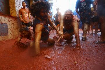 Buñol se tiñe de rojo con su tradicional 'Tomatina'