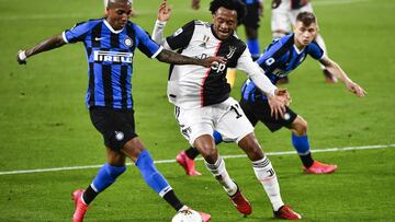 08 March 2020, Italy, Turin: Inter Mian's Ashley Young (L) and Juventus's Juan Cuadrado battle for the ball during the Italian Serie A soccer match between Juventus and Inter Milan at Allianz Stadium. Photo: Marco Alpozzi/Lapresse via ZUMA Press/dpa 08