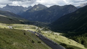 Imagen del pelotón durante la 18ª etapa del Tour de Francia 2017 con salida en Briançon y llegada en el Col de l'Izoard.