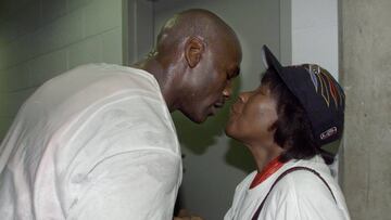 SLC25D:SPORT-NBA:SALT LAKE CITY,15JUN98 - Chicago Bulls Michael Jordan kisses his mother Doris as he walks back to the dressing room after the Bulls defeated the Utah Jazz 87-86 to win the NBA championship June 14. Jordan won his 6th title and was named the MVP for the series.       gmh/Photo by Mike Blake REUTERS