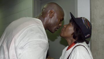 SLC25D:SPORT-NBA:SALT LAKE CITY,15JUN98 - Chicago Bulls Michael Jordan kisses his mother Doris as he walks back to the dressing room after the Bulls defeated the Utah Jazz 87-86 to win the NBA championship June 14. Jordan won his 6th title and was named the MVP for the series.       gmh/Photo by Mike Blake REUTERS