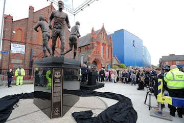 El conjunto escultórico representa a la "Santísima Trinidad" del Everton y se encuentra junto al estadio Goodison Park, Liverpool.