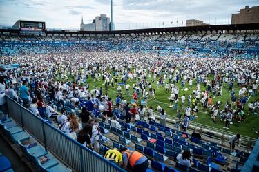 Miles de aficionados invaden el campo en busca de un último recuerdo. 