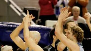 <b>EN RACHA. </b>Jasen, Oliver y el resto de jugadores salen a la pista para celebrar el triunfo ante el Valencia.