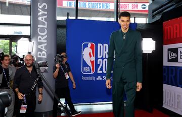 Victor Wembanyama llega a la alfombra roja. Como favorito para llevarse el número 1 del draft acaparó la mayoría de los focos con su llegada al Barclays Center en Brooklyn, Nueva York.