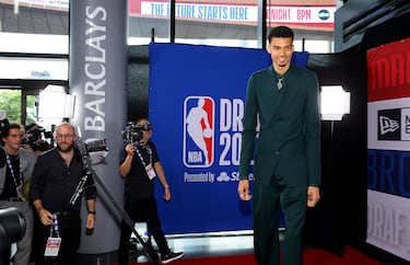 Victor Wembanyama llega a la alfombra roja. Como favorito para llevarse el número 1 del draft acaparó la mayoría de los focos con su llegada al Barclays Center en Brooklyn, Nueva York.