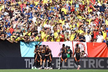 La Selección venció con autoridad a el equipo estadounidense en el primer amistoso previo a la Copa América. Jhon Arias, Rafael Santos Borré, Richard Ríos, Jorge Carrascal y Luis Sinisterra marcaron en la goleada, mientras que Timothy Weah anotó para los locales.)